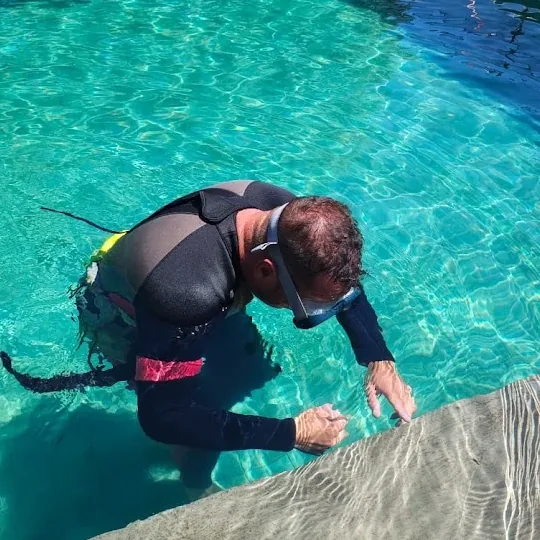 Técnico da HidraServ DoctorPool trabalhando dentro da piscina